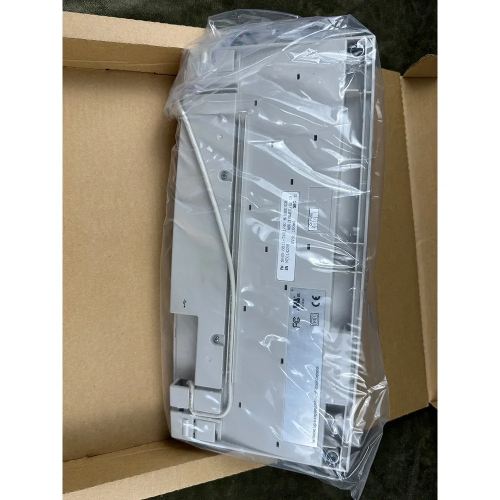 Fujitsu N860-8811-T401/40 Wired USB Keyboard Full Size Gray New